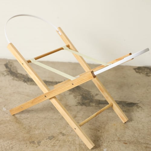 مهد مواليد (سلة موسى) لون ابيض + قاعدة