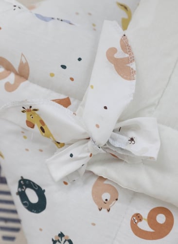 بطانية ومدس مواليد مع شريط مربوط