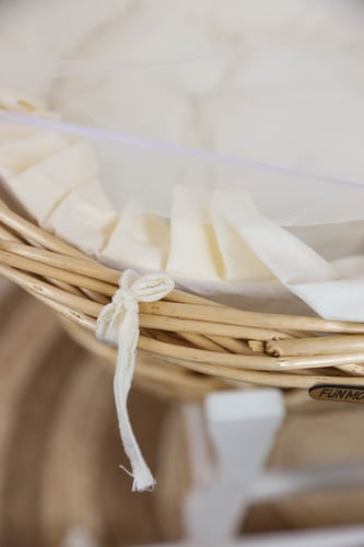 مهد مواليد (سلة موسى) + قاعدة لون خشبي