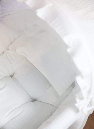 مهد مواليد (سلة موسى) + قاعدة هزاز ابيض