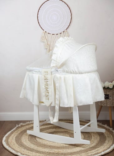 مهد مواليد (سلة موسى) + قاعدة هزاز ابيض