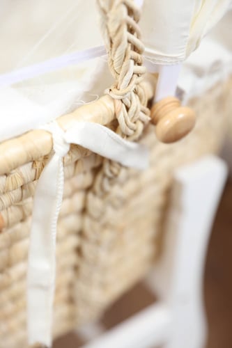 مهد مواليد (سلة موسى) + قاعدة لون خشبي