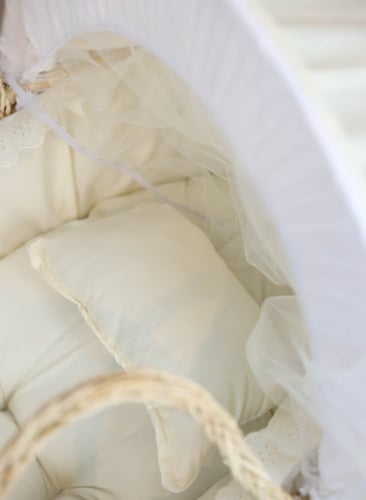 مهد مواليد (سلة موسى) + قاعدة لون ابيض