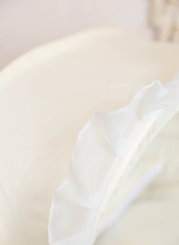 مهد مواليد (سلة موسى) + قاعدة هزاز ابيض