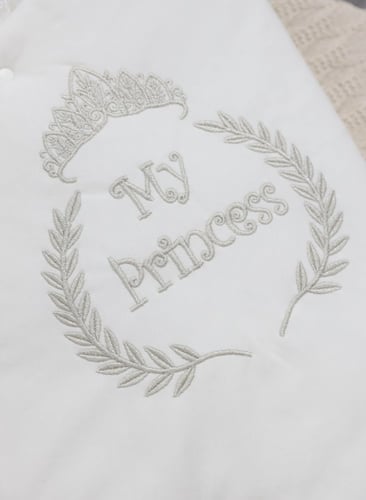 مدس مواليد مزين بالدانتيل مع تطريز