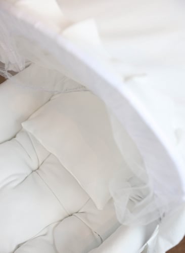 مهد مواليد (سلة موسى) + قاعدة هزاز ابيض