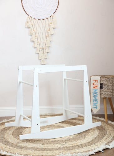 مهد مواليد (سلة موسى) + قاعدة هزاز ابيض