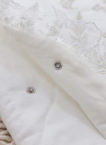 مدس مواليد مزين بالدانتيل مع تطريز