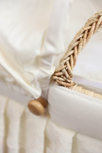 مهد مواليد (سلة موسى) لون سكري + قاعدة