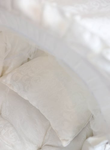 مهد مواليد (سلة موسى) + قاعدة هزاز ابيض