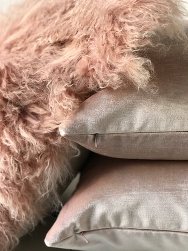 غطاء وسادة نولا مخمل وردي باهت