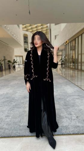 عبايه مخمل شك بني اسود