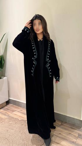 عبايه مخمل شك ابيض مع زيتي