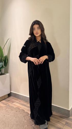 عبايه مخمل ترتل تطريز اسود