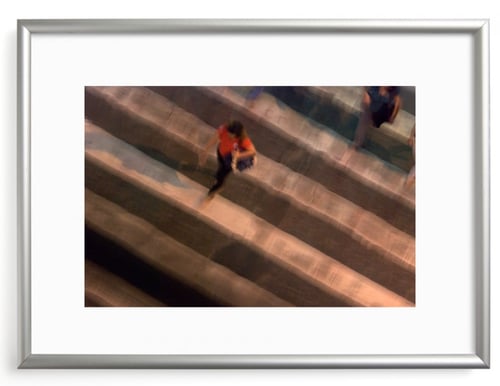 العابرة بالأحمر