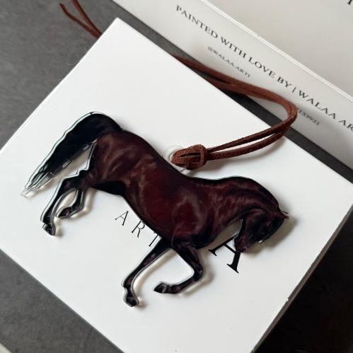 تعليقة خيل - brown