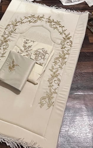 طقم اسفنج مطرزة