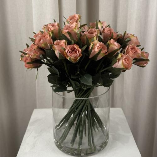 فازة ورد مثبتة بمادة شبيهة بالماء