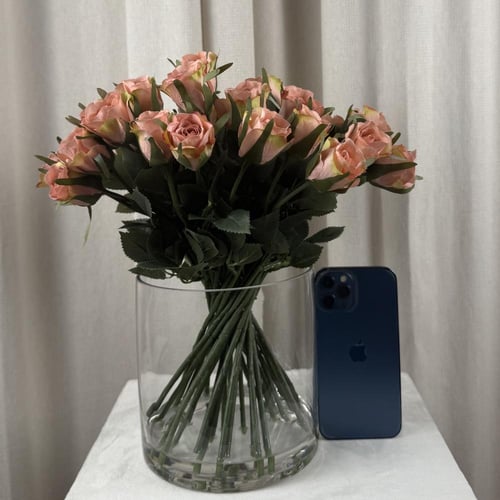 فازة ورد مثبتة بمادة شبيهة بالماء