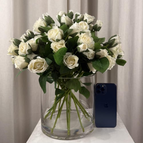 فازة ورد مثبتة بمادة شبيهة بالماء