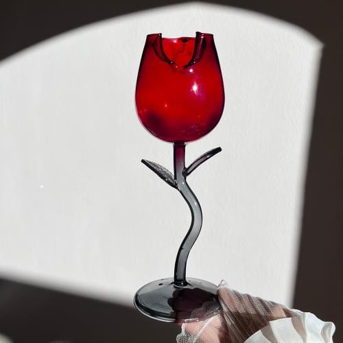 كوب الوردة أحمر وأسود