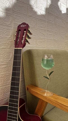 كوب الوردة بلون وردي وأخضر