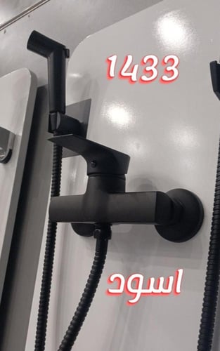 خلاط شطاف أسود مع شطاف