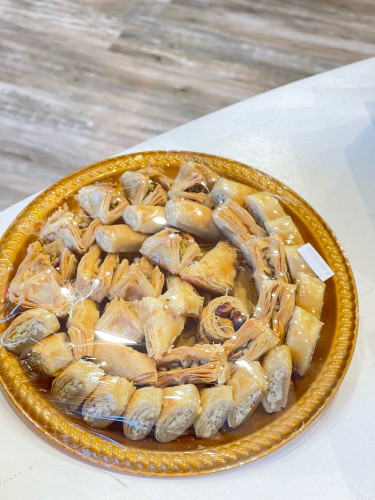 بقلاوة نص كيلو مشكلة