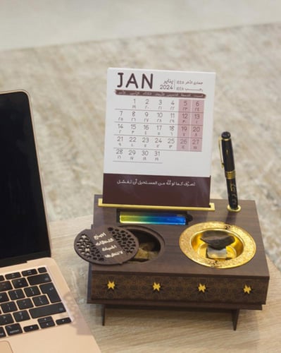ستاند مكتبي مع تقويم للعام الميلادي 2026