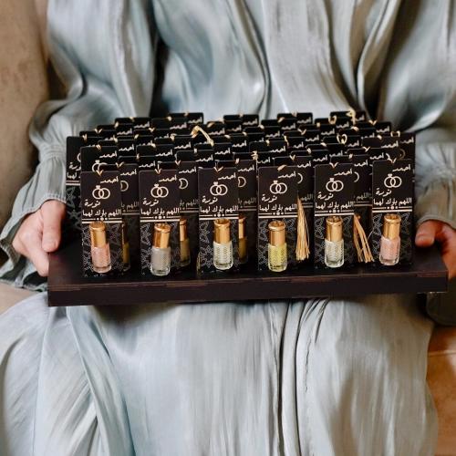 صينية 50 بطاقة تذكارية بتوزيعات المسك او العود - ب...