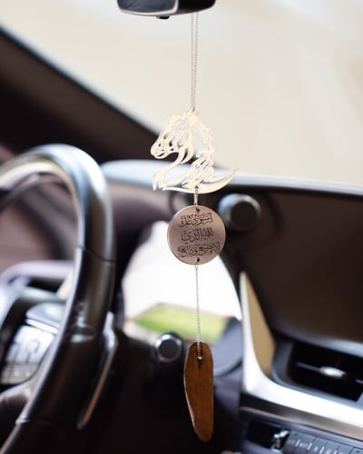 تعليقة سيارة بتصميم الخيل مع كسرة عود