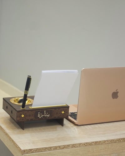 ستاند مكتبي مع تقويم للعام الميلادي 2026