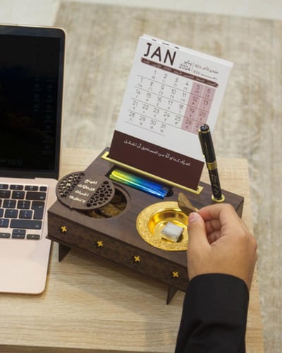 ستاند مكتبي مع تقويم للعام الميلادي 2026