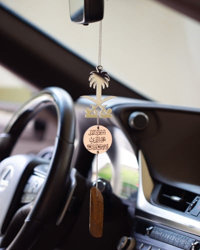 تعليقة سيارة بتصميم سيفين ونخلة مع كسرة عود