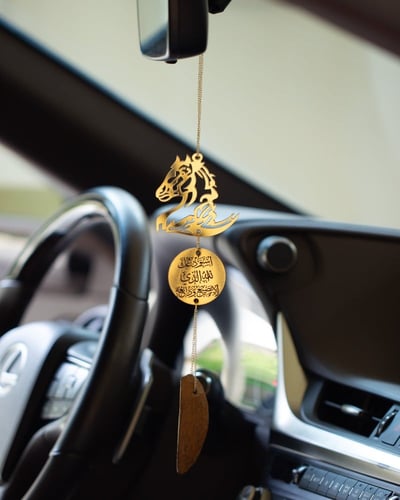 تعليقة سيارة بتصميم الخيل مع كسرة عود