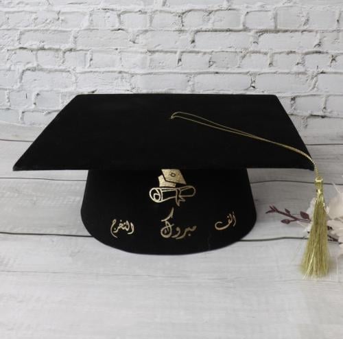 قبعة تخرج للكبار – مع عبارة ألف مبروك التخرج وهدب...