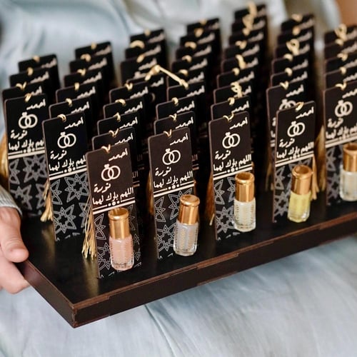 صينية 50 بطاقة تذكارية بتوزيعات المسك او العود - ب...