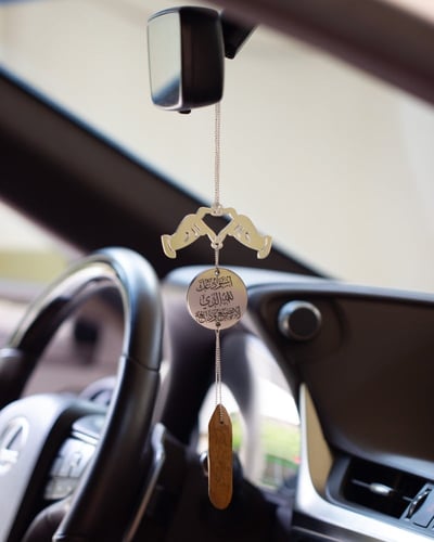 تعليقة سيارة بتصميم قلب بيدين مع كسرة عود