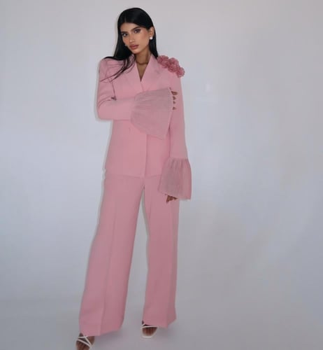 طقم بدلة بلون الورد الطائفي بقصة جاكيت مزدوج الصدر...