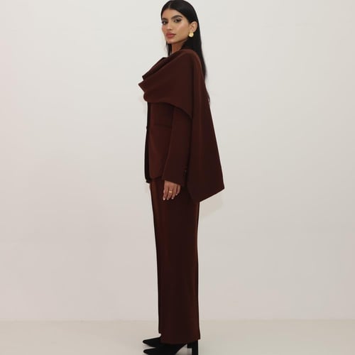 طقم بدلة بتصميم وشاح على الكتف باللون البني العميق...
