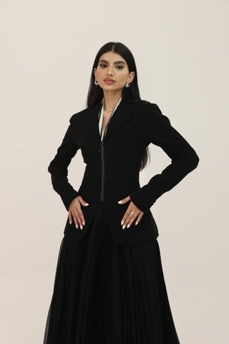 طقم بدلـة باللون الأسود بقصة كورسيه مع تنورة كلاسي...