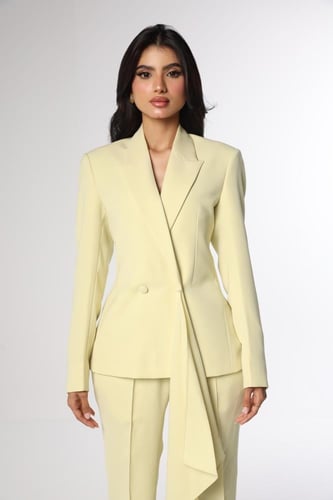 طقم بدلة بتصميم جاكيت مزدوج بذيل منسدل بلون الزبدة...