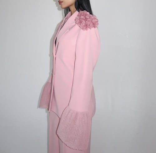 طقم بدلة بلون الورد الطائفي بقصة جاكيت مزدوج الصدر...