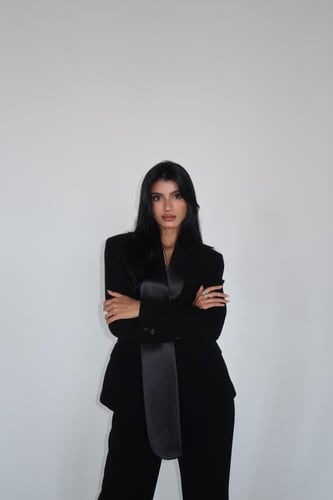 طقـم بدلة باللون الأسود بقصة جاكيت طويـل الياقة