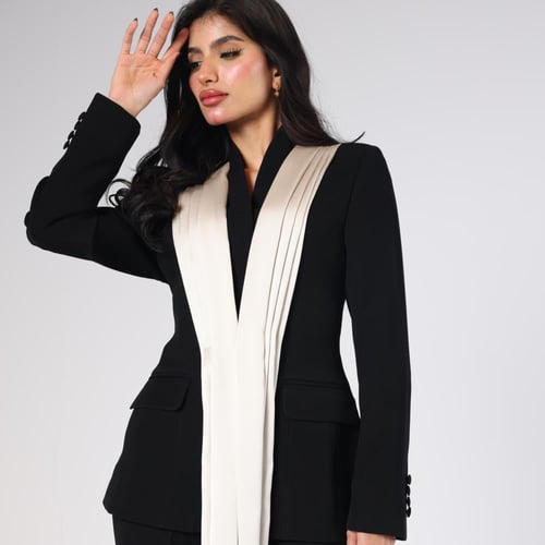 طقم بدلة باللون الأسود بياقتين طويلة منسدلة من الس...