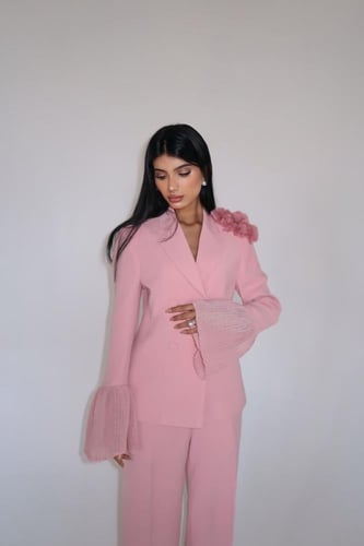 طقم بدلة بلون الورد الطائفي بقصة جاكيت مزدوج الصدر...