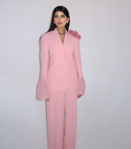 طقم بدلة بلون الورد الطائفي بقصة جاكيت مزدوج الصدر...