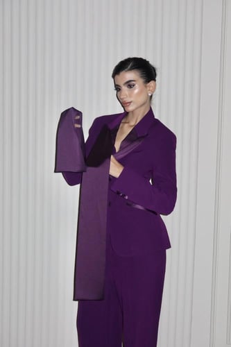 طقم بدلة بلون زهرة الخــزامــى بتصميم ياقتين طويلة