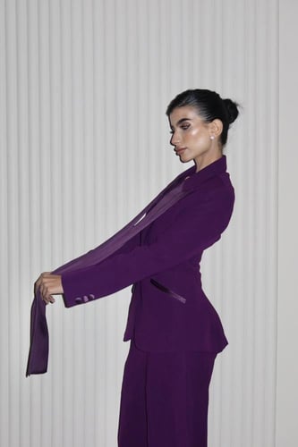 طقم بدلة بلون زهرة الخــزامــى بتصميم ياقتين طويلة