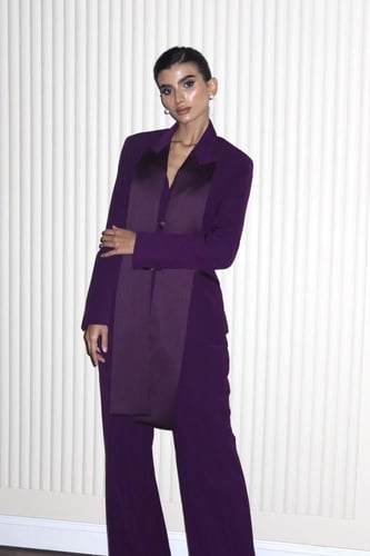 طقم بدلة بلون زهرة الخــزامــى بتصميم ياقتين طويلة